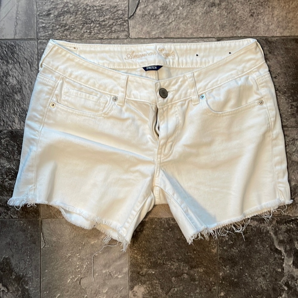 Cute American Eagle white jean shorts!!!